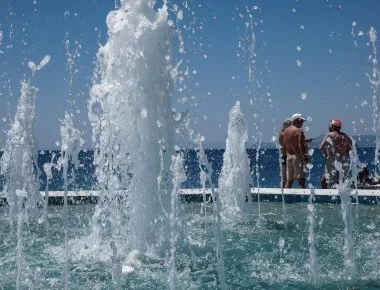Πολύτιμες συμβουλές για να προστατευτείτε από τον καύσωνα